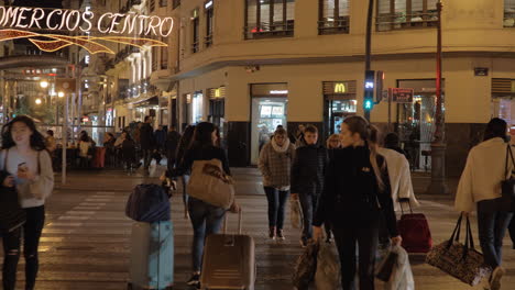 Überfüllter-Zebrastreifen-In-Der-Nacht-In-Valencia,-Spanien