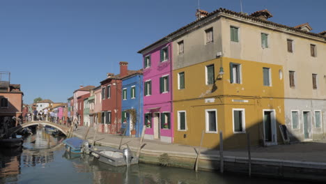 Besuch-Der-Insel-Burano-In-Italien,-Szene-Mit-Kanal-Und-Traditionellen-Farbigen-Häusern