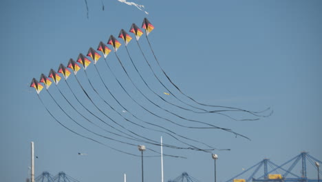 Aufregende-Drachenvorstellung-Beim-Windfestival-In-Valencia,-Spanien