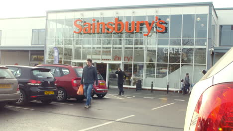 Vista-Exterior-De-La-Entrada-Del-Supermercado-Sainsbury&#39;s.