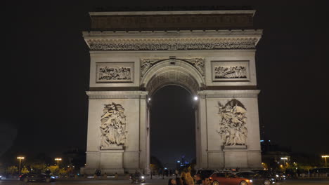 Arc-De-Triomphe-Und-Autoverkehr-In-Der-Nacht-In-Paris,-Frankreich