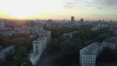 Temprano-En-La-Mañana-En-Una-Ciudad