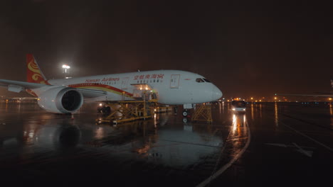 Nachts-Wird-Ein-Frachtcontainer-In-Das-Flugzeug-Der-Hainan-Airlines-Geladen