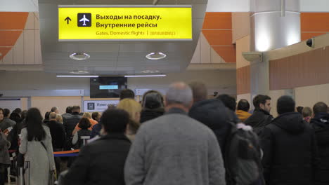 Pasajeros-En-Las-Puertas-De-Vuelos-Nacionales-En-La-Terminal-D-Del-Aeropuerto-De-Sheremetyevo