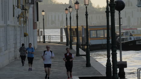 Vencie-Escena-Matutina-Con-Gente-Corriendo-En-La-Calle-Italia