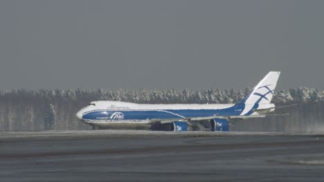 Winteransicht-Des-Frachters-Boeing-747-Beim-Rollen