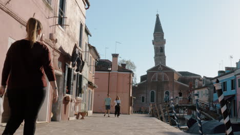 Besuch-Der-Insel-Burano-Mit-Der-Kirche-San-Martino-In-Italien