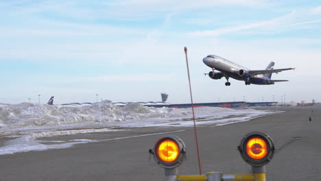 Aeroflot-Flugzeuge-Starten-Und-Steigen-In-Blauen-Himmel