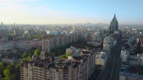 Volando-Sobre-Una-Ciudad-De-Verano