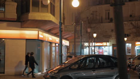 Spaziergang-Auf-Der-Straße-Der-Nächtlichen-Stadt-Valencia,-Spanien