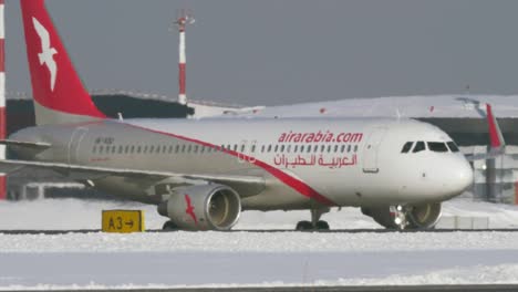 Air-Arabia-Flugzeuge-Rollen-Am-Flughafen-Scheremetjewo-In-Moskau,-Winteransicht