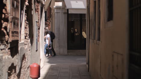 Gassen-Mit-Menschen-Und-Geschäften-In-Venedig,-Italien
