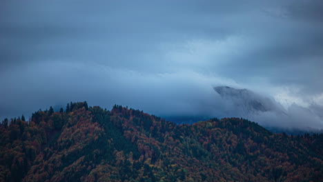Niedrige-Wolken-über-Den-Bergen-In-Österreich-Im-Herbst---Zeitraffer