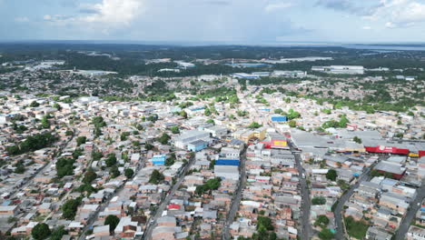 Breiter-Luftüberflug-über-Die-Stadtteile-Von-Manaus,-Brasilien,-Mit-Verkehr-Und-Straßen-Während-Des-Tages