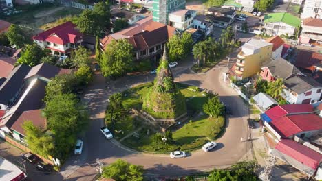 Luftaufnahme-Dieses-Staudamms-Am-Kreisverkehr-In-Vientiane,-Laos-An-Einem-Sonnigen-Tag