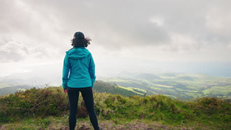 Rückaufnahme-Einer-Wanderin,-Die-Von-Oben-Die-Aussicht-Auf-Die-Malerische-Landschaft-Genießt