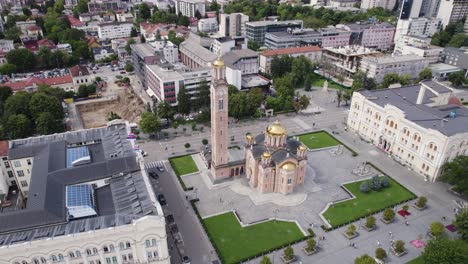 Hermosa-Catedral-Ortodoxa-En-Banja-Luka,-Bosnia-Y-Herzegovina,-órbita-Aérea