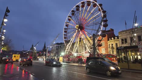 Tráfico-Callejero,-Cielo-Nocturno-Y-Luces-En-Una-Noria-Navidad-En-Cork,-Irlanda