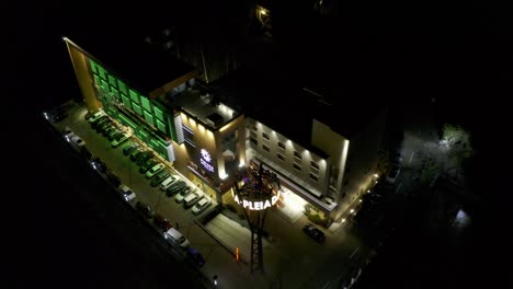 Hotel-Pleiada-De-5-Estrellas-En-Iasi,-Rumania-De-Noche