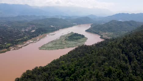 Luftflug-über-Tropischem-Waldhügel-Mit-Blick-Auf-Den-Mekong-Fluss