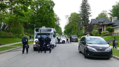 El-Equipo-SWAT-Y-La-Policía-Patrullan-El-Vecindario-Fuera-De-La-Cumbre-Del-G7-De-2018,-En-Quebec,-Canadá