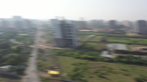 Luftaufnahme-Der-Stadt-Rajkot:-Große-Felder,-Große-Bäume-Und-Viele-Vögel-Sind-Rund-Um-Die-Kamera-Zu-Sehen
