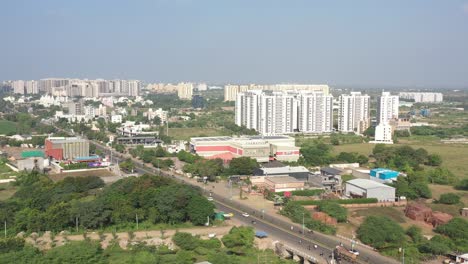 Vista-Aérea-De-La-Ciudad-De-Rajkot-Cámara-Drone-Cosmoplex-Talkies-Avanzando-Edificios-De-Gran-Altura-Son-Visibles-Detrás