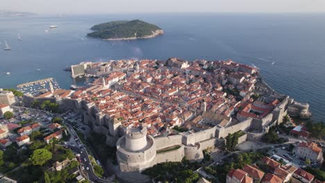 Increíble-Ciudad-Portuaria-De-Dubrovnik,-Croacia,-Rodeada-De-Majestuosas-Paredes-Blancas,-Descripción-Aérea