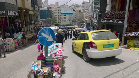 POV-Einer-Person,-Die-Auf-Der-Straße-Auf-Dem-Marktplatz-In-Der-Stadt-Hebron,-Palästina,-Läuft