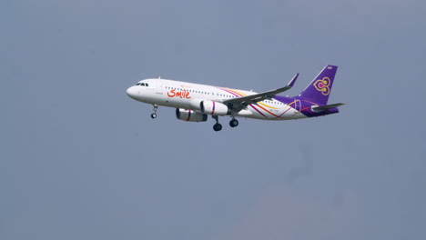 Der-Airbus-Der-Thai-Smile-Airways-Rollt-Nach-Links-Und-Landet-Sicher-Auf-Dem-Suvarnabhumi-Flughafen-In-Bangkok,-Thailand