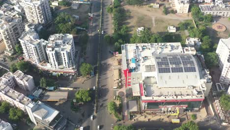 Vista-Aérea-De-La-Ciudad-De-Rajkot-Desde-El-ángulo-Superior-Del-Centro-Comercial-De-Drones-Retrocediendo