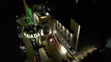 Nachtdrohnenumlaufbahn-Eines-Beliebten-Luxushotels-Namens-Pleiada-Hotel-In-Rumänien