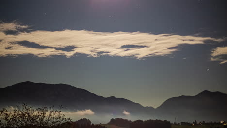 Noche-Estrellada-Sobre-Los-Alpes-Austriacos---Lapso-De-Tiempo-De-Paisaje-Nublado