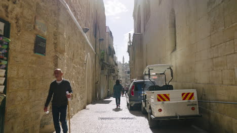 Gente-Caminando-Por-Las-Calles-De-La-Ciudad-Vieja-De-Jerusalén-En-Israel.