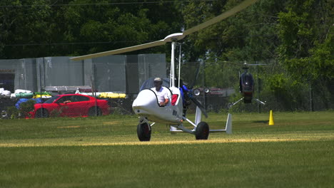 Kleiner-Gyrocopter-Landet-Auf-Dem-Rasen-Eines-Flugplatzes,-Sonniger-Tag-In-Los-Angeles,-Usa