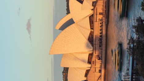 Vertikale-Verfolgung-Von-Rechts-Nach-Links-Des-Opernhauses-Von-Sydney,-Zeitraffer-Bei-Sonnenuntergang