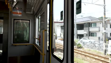 Mirando-Por-La-Ventana-Del-Tren-Cuando-Sale-De-La-Estación-Mitaki,-Hiroshima