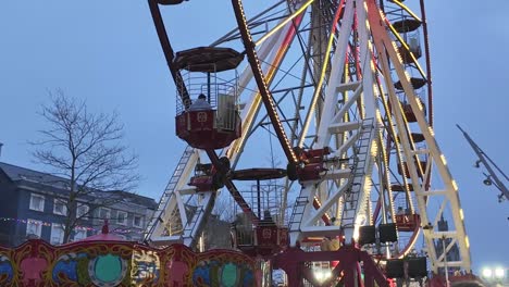 Riesenrad-Dreht-Sich-Langsam-Bei-Einbruch-Der-Nacht-In-Cork-City,-Irland