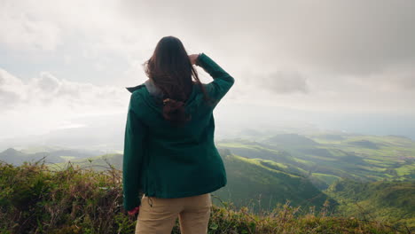 Rückaufnahme-Einer-Wanderin,-Die-Von-Oben-Die-Aussicht-Auf-Die-Malerische-Landschaft-Genießt