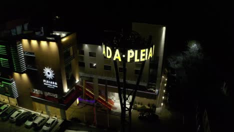 Vista-Aérea-Nocturna-Congelada-Del-Hotel-Pleiada-En-Iasi,-Rumania