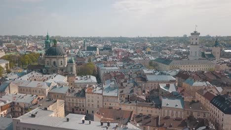 Luftstadt-Lemberg,-Ukraine.-Europäische-Stadt.-Beliebte-Gegenden-Der-Stadt.-Dominikanisch