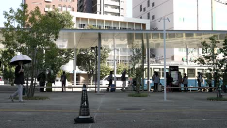 Tranvía-Acercándose-A-La-Estación-Kumanato-En-Un-Día-Soleado-Por-La-Tarde