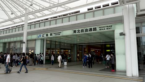 Turistas,-Viajeros-Y-Viajeros-Caminando-Por-La-Pasarela-Peatonal-Jr-Hiroshima