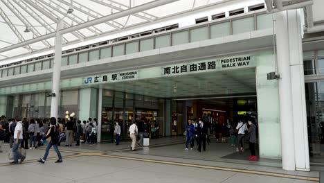 Touristen,-Pendler-Und-Reisende,-Die-Durch-Den-Fußgängerweg-Jr-Hiroshima-Laufen