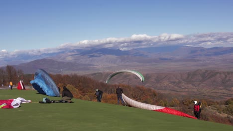 Un-Grupo-De-Parapentes-En-Krushevo,-Macedonia,-Se-Prepara-Para-El-Despegue,-Elevándose-Hacia-El-Cielo-Para-Un-Vuelo-Emocionante.