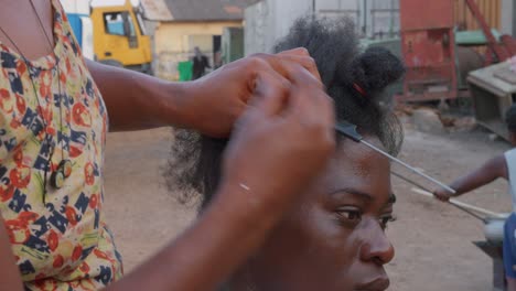 Mujer-Ghanesa-Usando-Un-Peine-Para-Crear-Trenzas-Africanas-Tradicionales