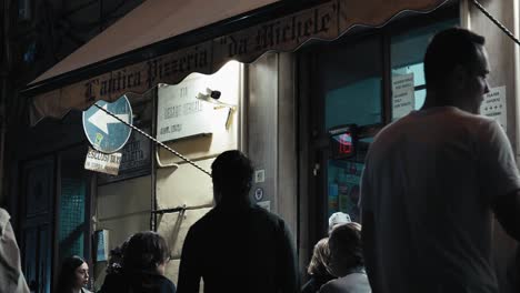 Queue-at-Da-Michele-Pizzeria-at-night,-Naples-Italy