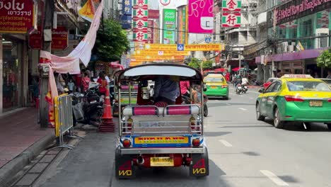 Tuk-tuk-Estacionado-Al-Borde-De-La-Carretera-Esperando-A-Los-Clientes-En-El-Barrio-Chino-De-Yaowarat,-Bangkok,-Tailandia