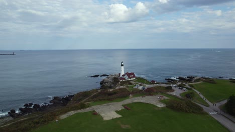 Leuchtturm-Von-Portland-Head-Und-Küste-Von-Maine,-Verfolgungsluftaufnahme