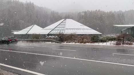 Sede-De-Red-Bull-En-Fuschl-Am-See-En-Un-Día-Nevado,-Visto-Desde-La-Carretera,-Día